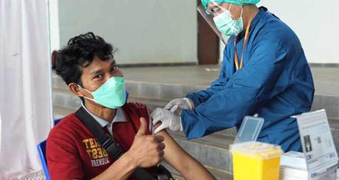 
 Salah satu mitra kerja ANTAM UBPN Sultra mengikuti program vaksinasi Gotong Royong yang digelar di Gedung Sport Center ANTAM di Pomalaa, Senin (5/7/2021). (ISTIMEWA)