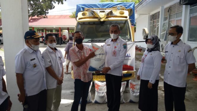 
 Pemda Buteng Mulai Salurkan Bantuan Sembako kepada Warga Terdampak PPKM