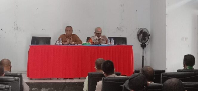 
 Konstatinus Bukide dan Kepala BPBD, Siruddin saat memimpim rapat perpanjangan PPKM mikro