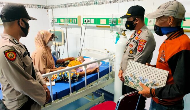 
 Kapolsek Sangiawambulu saat menyerahkan bantuan dari Kapolres Baubau, (win/siberkita.com)