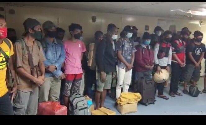 
 26 penumpang asal Baubau yang diamankan di Pelabuhan Yos Sudarso, Kota Sorong, Papua Barat