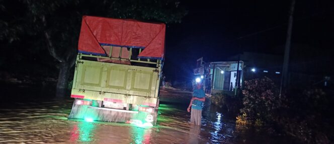 
 Kendaraan besar melanjutkan perjalanan saat air mulai surut