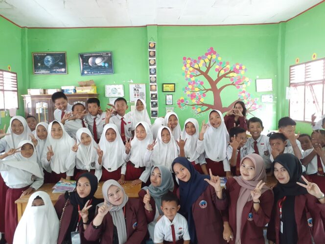 
 Mahasiswa KKN USN di Iwoimendaa, Programkan Mengajar di SD dan PAUD