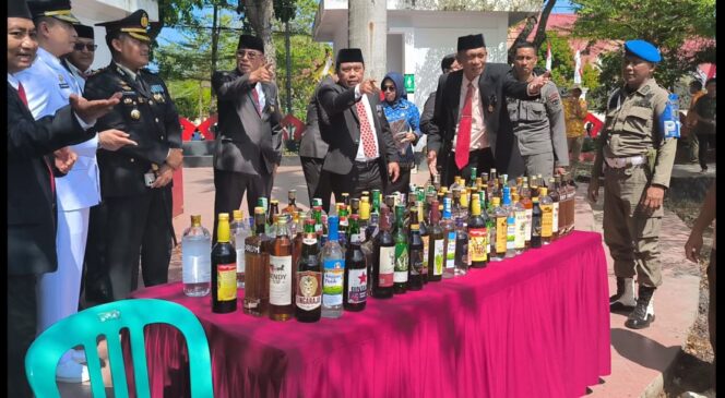 
 Pj Bupati Kolaka Pimpin Upacara HUT RI, Sekaligus Musnahkan 1.174 Botol Miras Sitaan Polisi