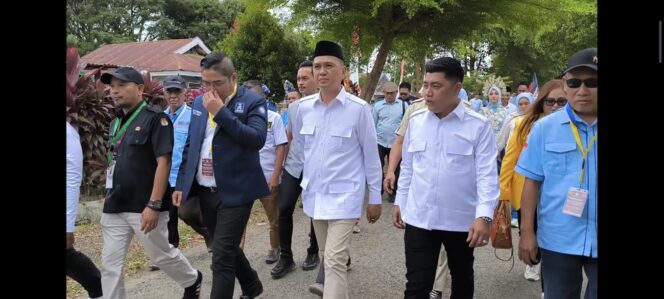 
 Sigit Purnomo Syamsuddin atau Pasha Ungu mendampingi pasangan Calon Bupati dan Wakil Bupati Kolaka, Amri Djamaluddin - Husmaludin saat mendaftarkan diri di sekretariat KPU Kolaka, Rabu (28/8/2024). FOTO: ELIAZER ALEX TATO/SIBERKITA.ID