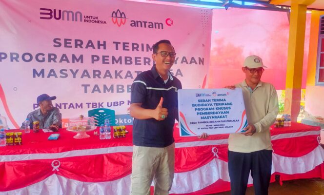 
 CSR and External Division Head PT ANTAM Tbk, Yulan Kustian secara simbolis menyerahkan bantuan program pemberdayaan kepada salah satu warga desa Tambea. 
