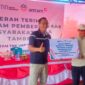 CSR and External Division Head PT ANTAM Tbk, Yulan Kustian secara simbolis menyerahkan bantuan program pemberdayaan kepada salah satu warga desa Tambea.