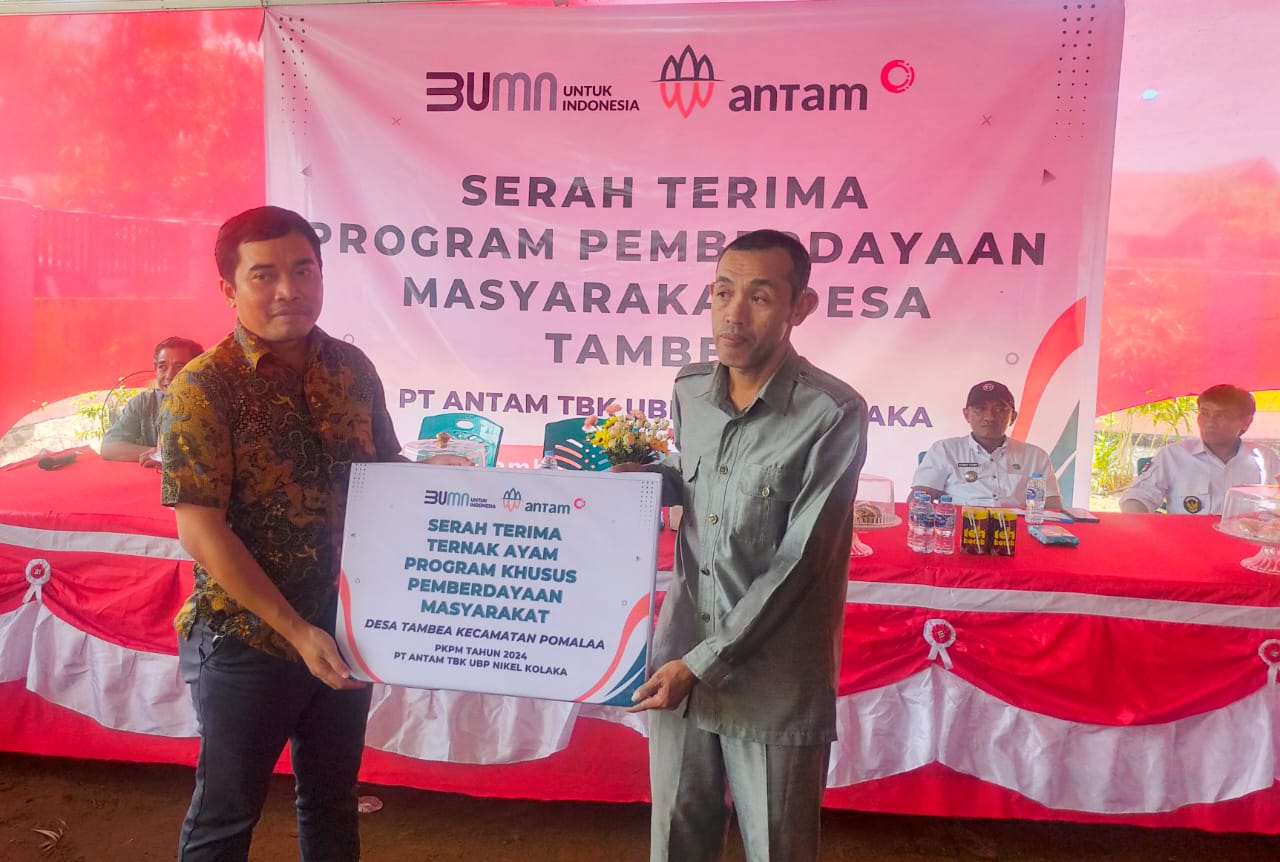 CSR and External Relations Manager PT ANTAM Tbk UBPN Kolaka, Bambang Tri Ariwibowo secara simbolis menyerahkan bantuan program pemberdayaan kepada salah satu warga desa Tambea 