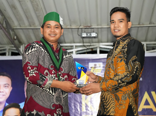 Anggota DPRD Kolaka, Firlan Muharam Alimsyah menerima Anugerah KNPI Kolaka Awards 2024 sebagai Tokoh Pemuda Politik 