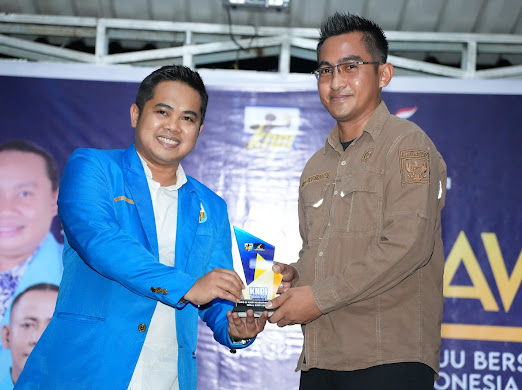 Ketua DPD II KNPI Kolaka, Wandhi Pratama Putra Simsan menyerahkan Anugerah KNPI Kolaka Awards 2024 kepada Camat Kolaka, Ritzky Mario sebagai Tokoh Pemuda Pemerintahan