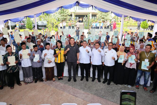 
 Tegaskan Kepastian Hukum Tanah Warga Negara, Menko AHY dan Wamen Ossy Serahkan Setipikat Tanah untuk Warga Lebak