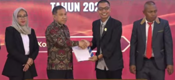 
 KPU Tetapkan Amri-Husmaluddin sebagai Bupati Kolaka Periode 2024-2029