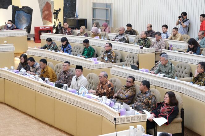 
 Rumuskan Penataan Ulang Sistem HGU di 100 Hari Kerja, Menteri Nusron Wajibkan 20 Persen Plasma Bagi Masyarakat