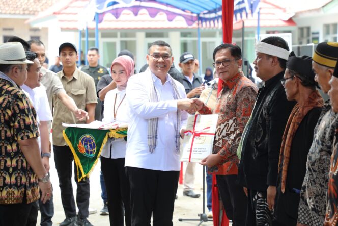 
 Serahkan 1.641 Sertipikat Redistribusi Tanah di Kabupaten Majalengka, Wamen Ossy: Komitmen Negara Wujudkan Keadilan dan Kesejahteraan Rakyat