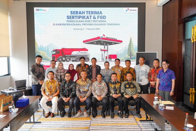
 Kakanwil BPN Sultra Serahkan Sertipikat Eleketronik Lahan PT Pertamina di Kolaka