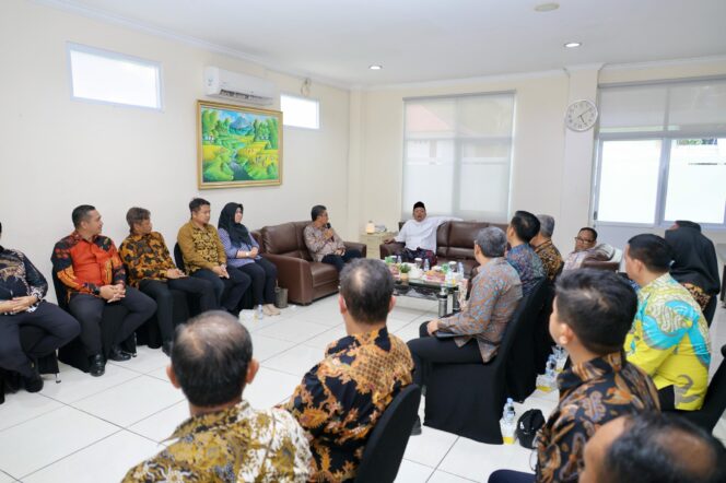 
 Pengarahan di Kantah Kota Balikpapan, Menteri Nusron Minta Jajarannya Inventarisasi Tanah Terindikasi Telantar