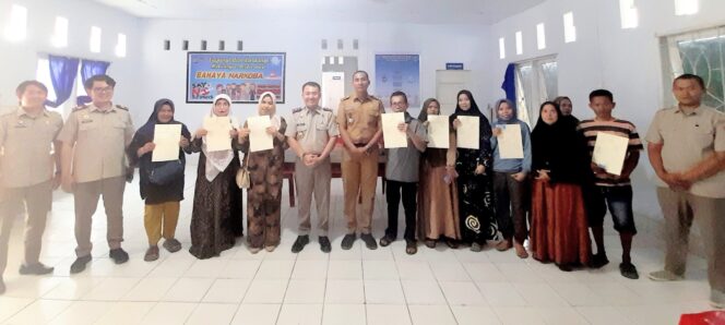 
 Kantor Pertanahan Kolaka Serahkan Sertipikat LINTOR di Kelurahan Lamokato
