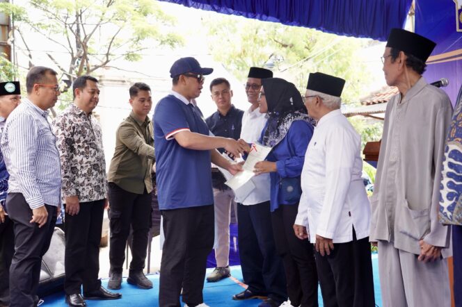 
 Serahkan Sertipikat kepada Masyarakat Kampung Nelayan Muara Angke, Menteri Nusron: Sudah Memiliki Kekuatan Hukum yang Kuat