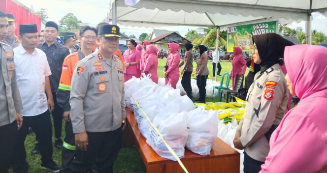 
 Kapolda Sultra, Irjen Pol Dwi Irianto meninjau langsung pelaksanaan gebyar pasar murah yang diselenggarakan PT IPIP dan Polri di lapangan desa Sopura, Rabu 19/3.2025.