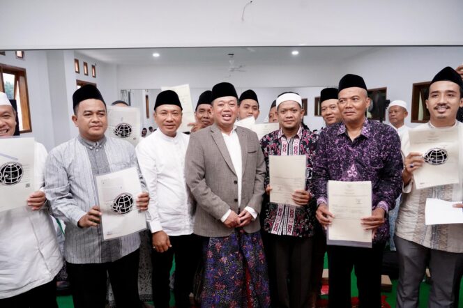 
 Serahkan Sertipikat di Kudus, Menteri Nusron Tegaskan Pentingnya Redistribusi Tanah yang Produktif dan Berkeadilan