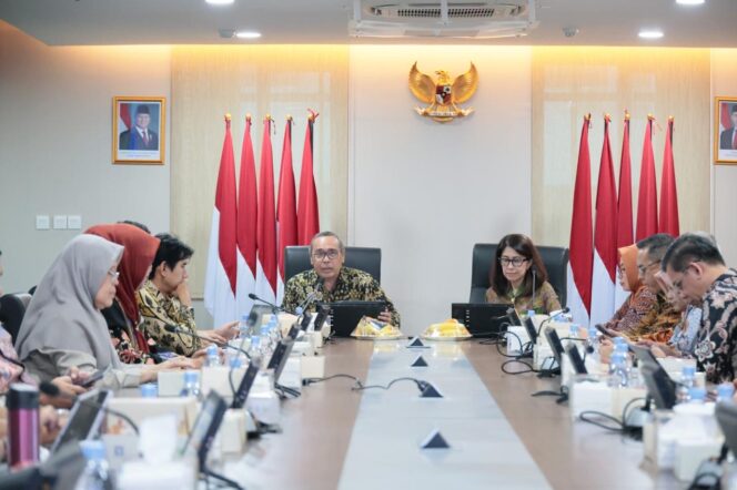 
 Sekretaris Jenderal (Sekjen) Kementerian ATR/BPN, Suyus Windayana menggelar rapat evaluasi kinerja triwulan I tahun 2025.