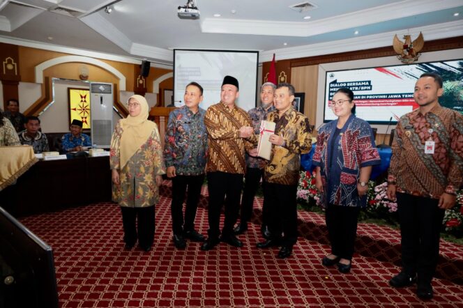 
 Amankan Aset Negara, Menteri Nusron Serahkan Ratusan Sertipikat Tanah Aset Pemda Se-Jawa Tengah