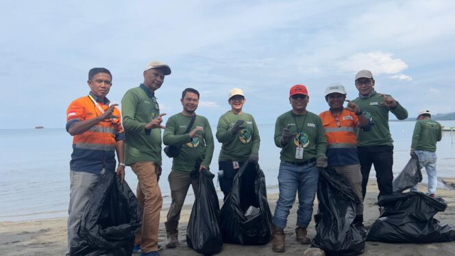
 Peringati Hari Bumi, PT CNI Aksi Bersih Pantai