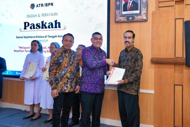 
 Wamen ATR/BPN Serahkan Sertipikat Gereja di Kudus yang Berdiri sejak1853