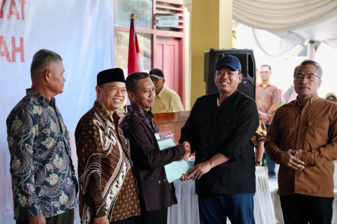 
 Serahkan 811 Sertipikat Konsolidasi Tanah di Parangtritis, Ini Pesan Menteri ATR/Kepala BPN