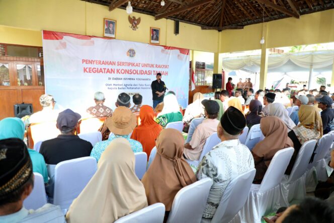 
 Serahkan Sertipikat Hasil Konsolidasi Tanah Tutupan Jepang, Menteri Nusron Berpesan agar Warga Hati-Hati Jaga Sertipikat