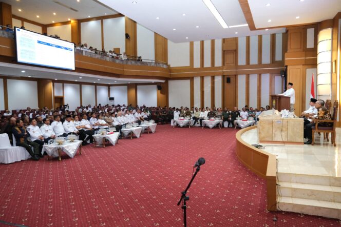 
 Menteri Nusron Ajak Kepala Daerah Se-Sulawesi Tenggara Ikut Berkolaborasi Atasi Tantangan dalam Wujudkan Administrasi Pertanahan Modern