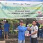 Ketua Panitia Penyembelihan Hewan Kurban Masjid Nurul Iman Pomalaa, Suriansyah Sultan menyerahkan paket daging kurban.