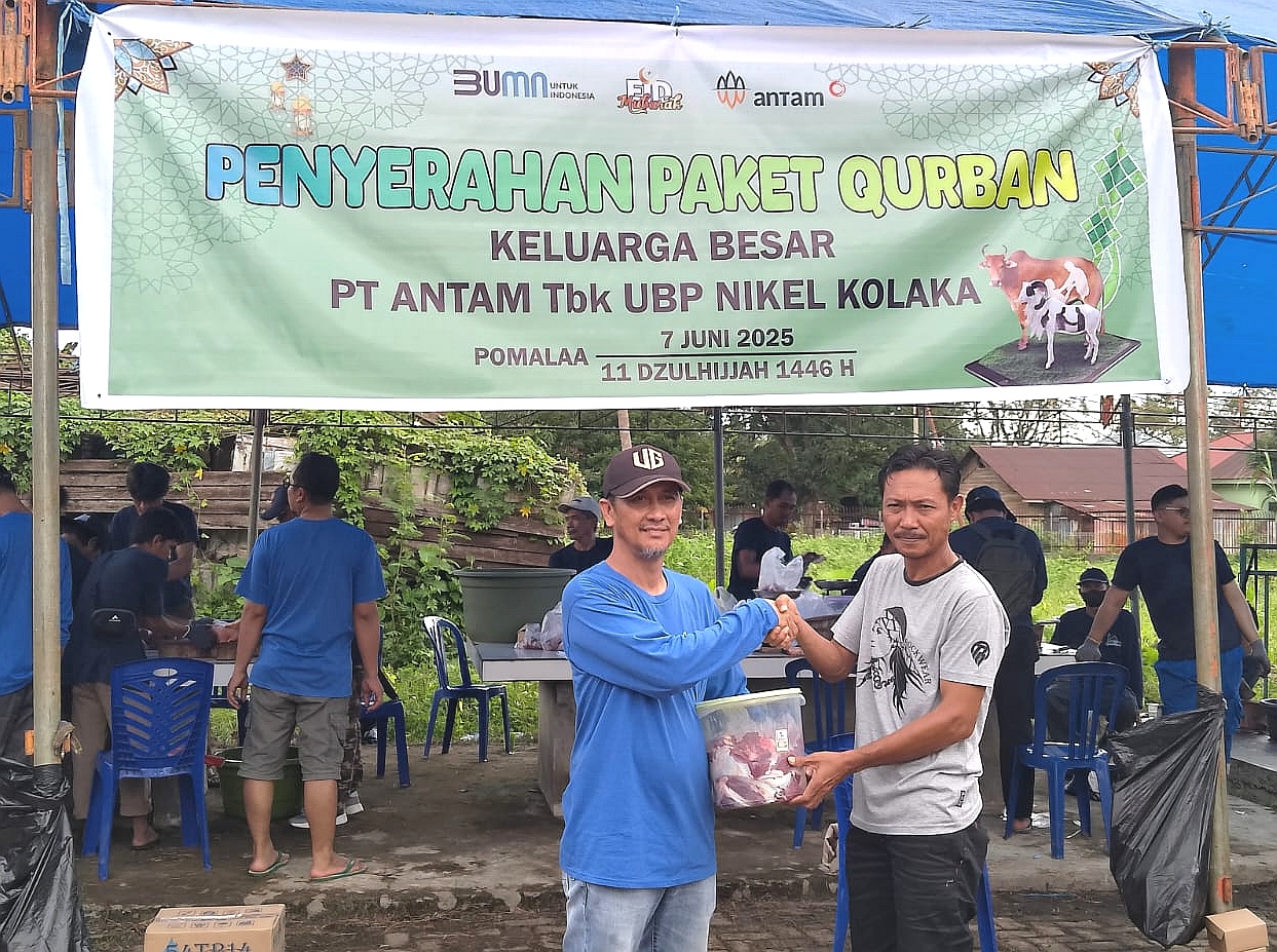 Ketua Panitia Penyembelihan Hewan Kurban Masjid Nurul Iman Pomalaa, Suriansyah Sultan menyerahkan paket daging kurban.