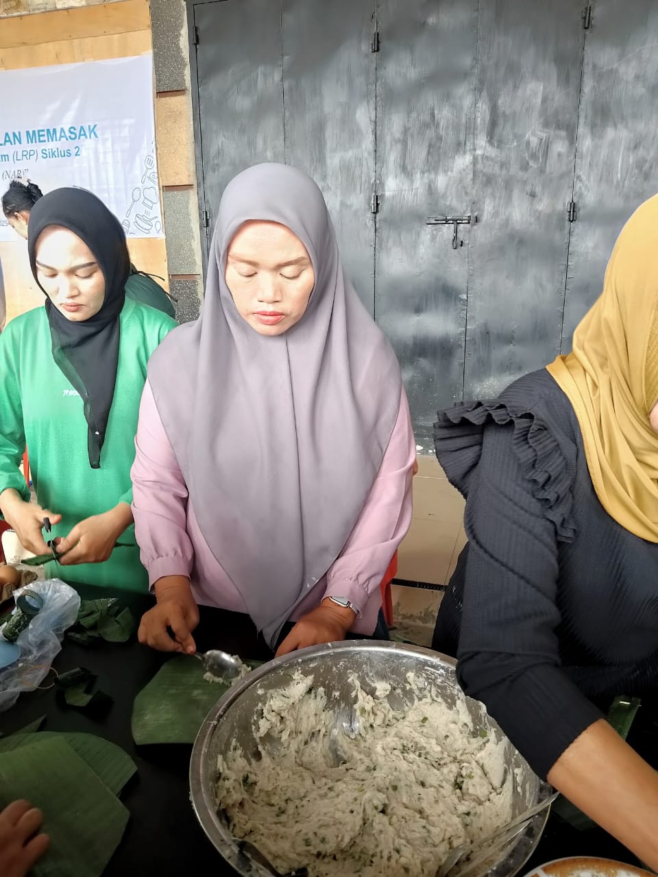 Ratna Sari Dewi mengikuti pelatihan tata boga di Wina Bakery, kabupaten Kolaka, Kamis (26/6/2025). Kegiatan ini merupakan bagian dari Livelihood Restoration Program (LRP) PT Vale Indonesia IGP Pomalaa.