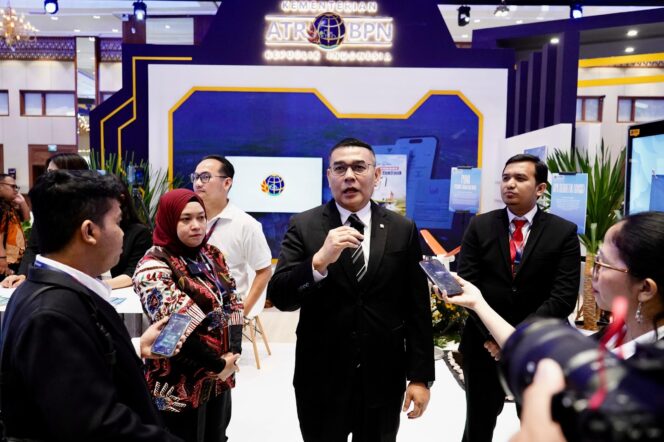 
 Wamen ATR/Waka BPN, Ossy Dermawan meninjau langsung booth Kementerian ATR/BPN pada hari pertama International Conference on Infrastructure 2025, di Jakarta International Convention Center (JICC), Rabu (11/06/2025)
