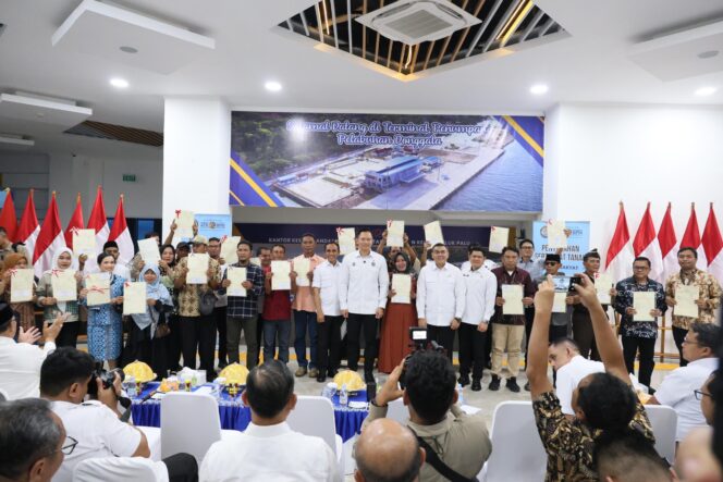 
 Serahkan 160 Sertipikat Tanah kepada Pemda dan Masyarakat Sulteng, Wamen Ossy Tekankan Bentuk Komitmen Negara Hadirkan Kepastian Hukum