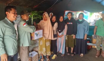 Senior Coordinator Community Development Pomalaa, PT Vale Indonesia Tbk, IGP Pomalaa, Adam Pratama Chalid secara simbolis menyerahkan bantuan pangan kepada salah satu korban kebakaran di Dawi-dawi, Kamis (10/7/2025).