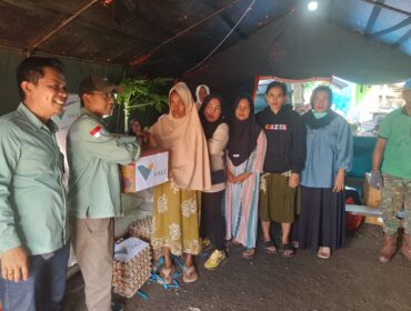Senior Coordinator Community Development Pomalaa, PT Vale Indonesia Tbk, IGP Pomalaa, Adam Pratama Chalid secara simbolis menyerahkan bantuan pangan kepada salah satu korban kebakaran di Dawi-dawi, Kamis (10/7/2025).