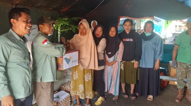 Senior Coordinator Community Development Pomalaa, PT Vale Indonesia Tbk, IGP Pomalaa, Adam Pratama Chalid secara simbolis menyerahkan bantuan pangan kepada salah satu korban kebakaran di Dawi-dawi, Kamis (10/7/2025).