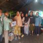 Senior Coordinator Community Development Pomalaa, PT Vale Indonesia Tbk, IGP Pomalaa, Adam Pratama Chalid secara simbolis menyerahkan bantuan pangan kepada salah satu korban kebakaran di Dawi-dawi, Kamis (10/7/2025).