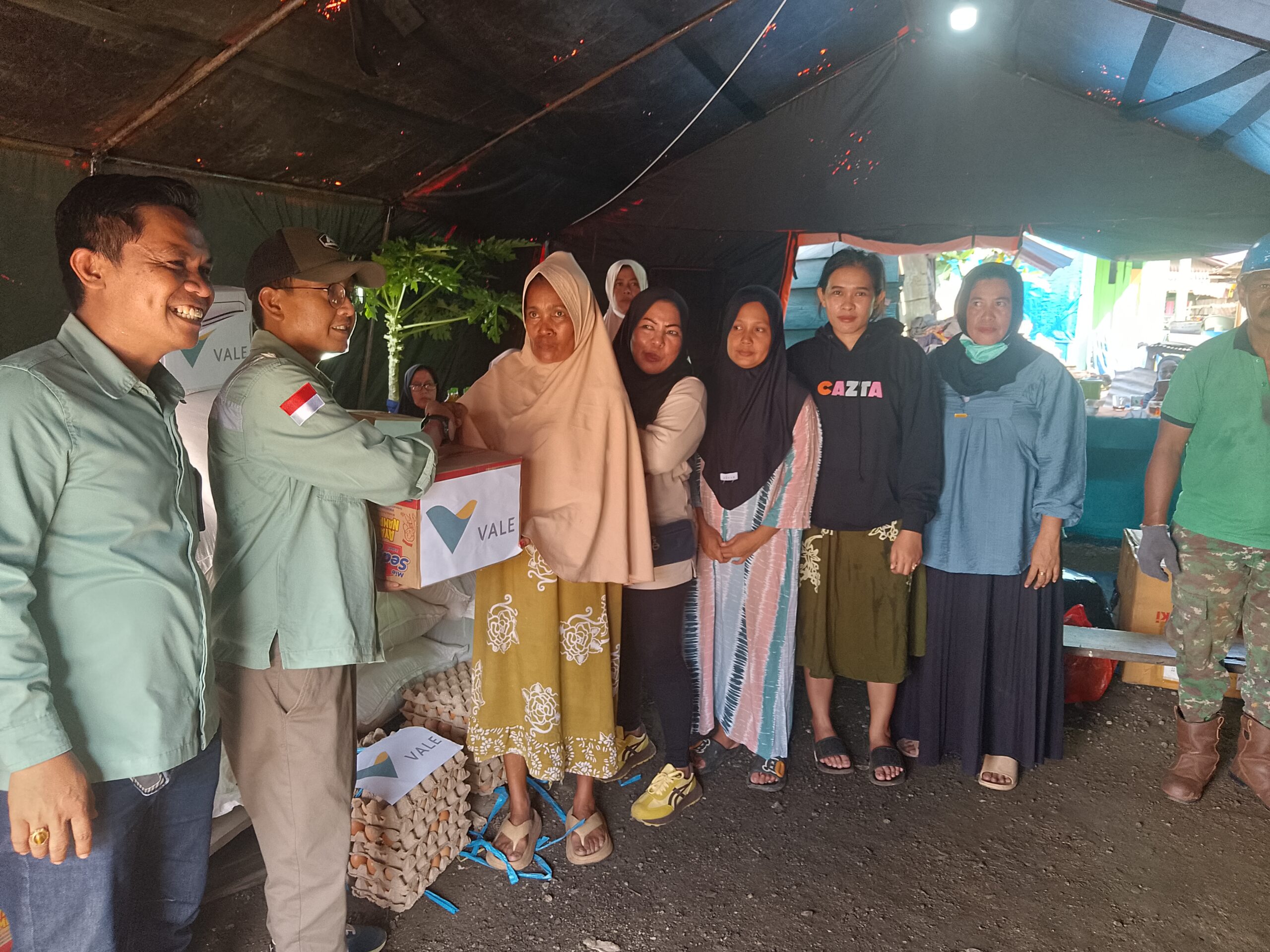 Senior Coordinator Community Development Pomalaa, PT Vale Indonesia Tbk, IGP Pomalaa, Adam Pratama Chalid secara simbolis menyerahkan bantuan pangan kepada salah satu korban kebakaran di Dawi-dawi, Kamis (10/7/2025).