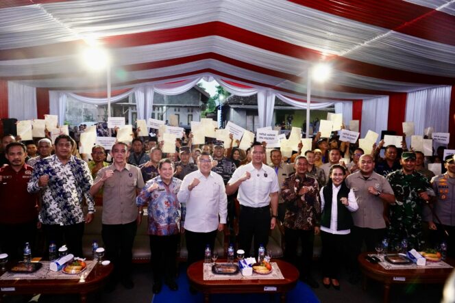 
 Lampaui Target Penyelesaian PTSL, Menko AHY dan Wamen Ossy Serahkan Langsung Sertipikat Masyarakat Kabupaten Pacitan
