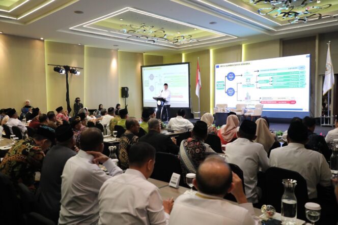 
 Jadi Pembicara di Rakernas BWI, Menteri Nusron Tegaskan Target Sertipikasi Wakaf hingga 2028