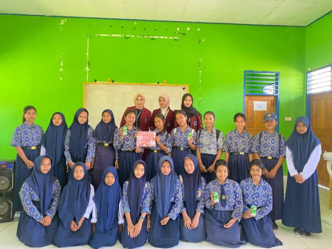 
 Mahasiswa KKN USN Kolaka Sosialisasikan Tablet Penambah Darah ke Siswa SMP 1 Satap Watubangga 
