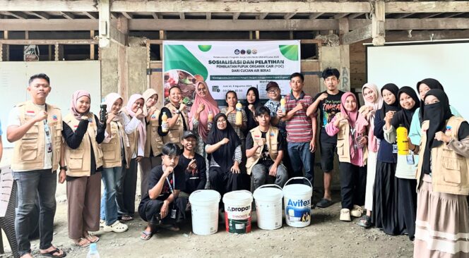 
 Mahasiswa KKN USN Kolaka Latih Petani Tinukari Bikin Pupuk Organik Cair dari Air Cucian Beras