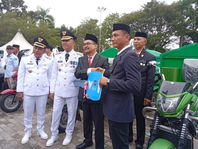 
 Senior Manager Operational Readiness PT Vale IGP Pomalaa, Andi Nur Taslim secara seimbolis menyerahkan bantuan motor pengangkut sampah kepada masing-masing camat di empat kecamatan. Penyerahan ini disaksikan Bupati Kolaka, Amri Djamaluddin serta wakilnya, H. Husmaludin dalam rangkaian upacara peringatan dekit-detik Proklamasi Kemerdekaan Republik Indonesia di Alun-alun Sembilan Belas November Kolaka, Minggu (17/8/2025).