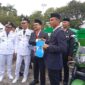 Senior Manager Operational Readiness PT Vale IGP Pomalaa, Andi Nur Taslim secara seimbolis menyerahkan bantuan motor pengangkut sampah kepada masing-masing camat di empat kecamatan. Penyerahan ini disaksikan Bupati Kolaka, Amri Djamaluddin serta wakilnya, H. Husmaludin dalam rangkaian upacara peringatan dekit-detik Proklamasi Kemerdekaan Republik Indonesia di Alun-alun Sembilan Belas November Kolaka, Minggu (17/8/2025).
