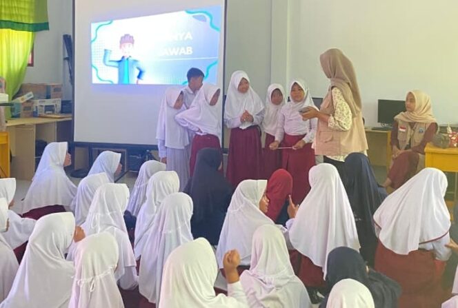 
 Mahasiswa USN Kolaka Sosialisasikan Cinta, Bangga, Paham Rupiah kepada Siswa SDN 1 Tamboli