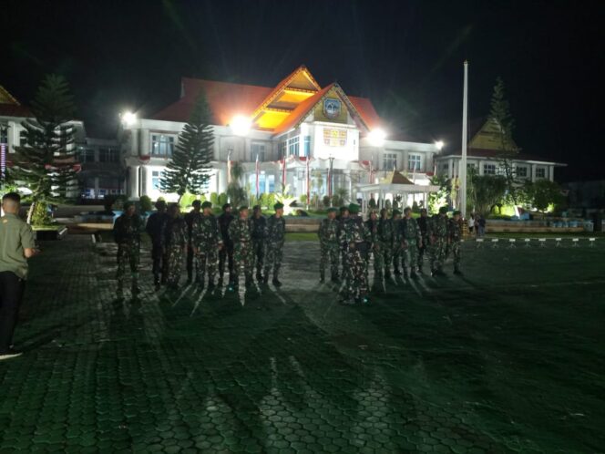 
 Malam Ini, Puluhan Personel TNI di Kolaka Siaga