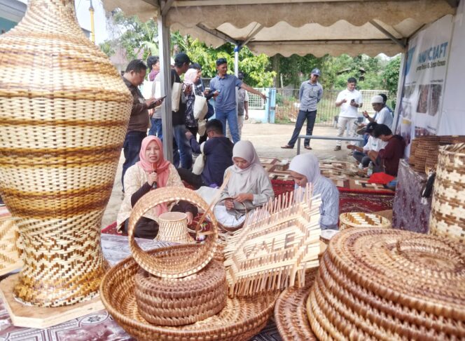 
 Sejumlah produk kerajinan anyaman berbahan baku serat Teduhu yang dibuat oleh Nuha Handicraft.